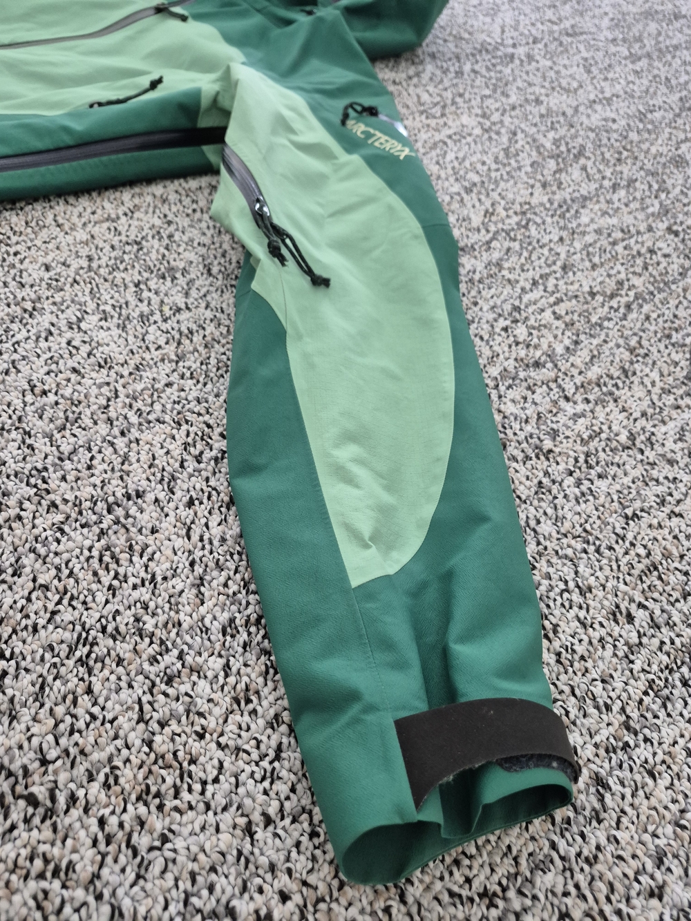 Arc'teryx Women's Two-Tone Green Waterproof Hooded Jacket - Picture 6 of 10